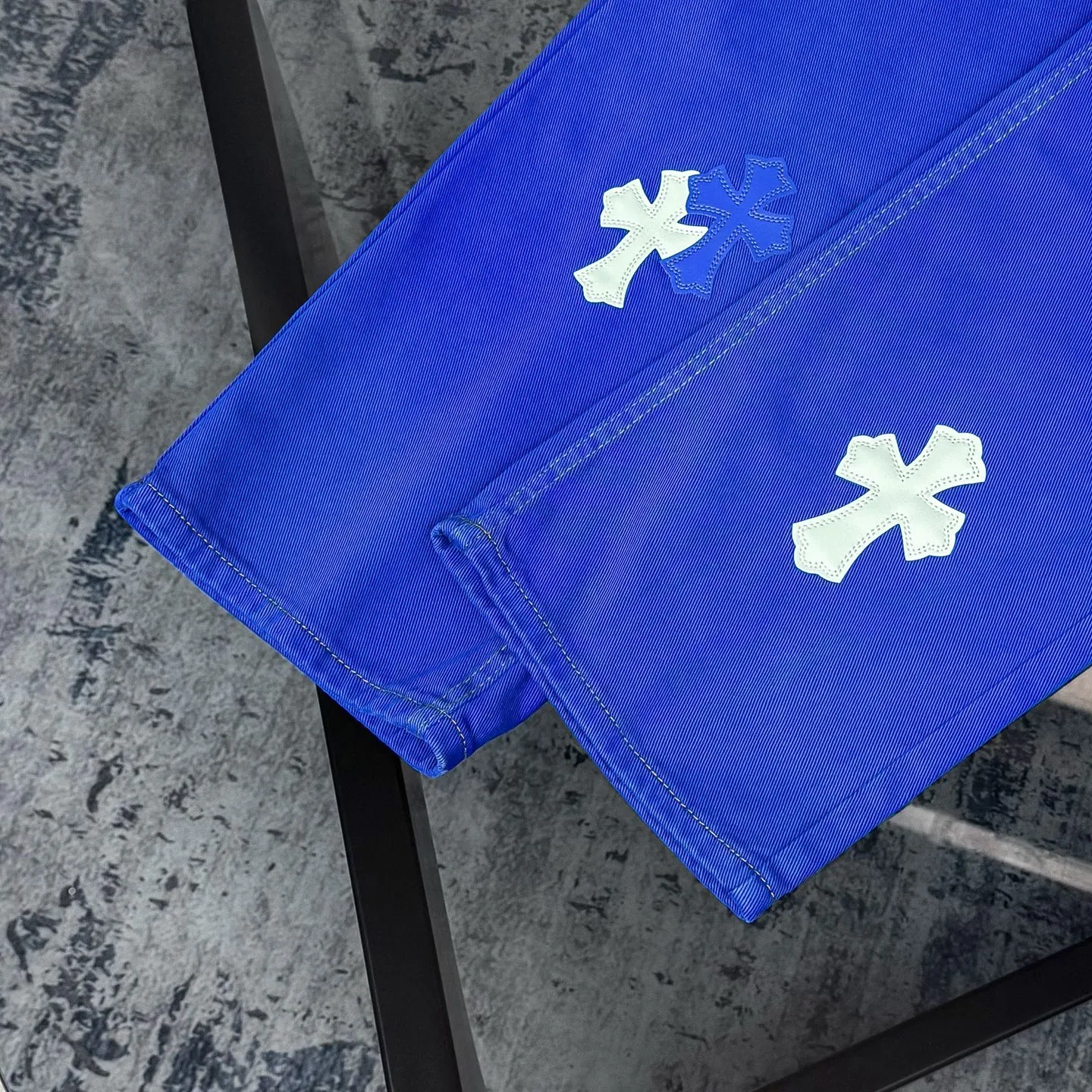 P260 Chrome hearts｜ch Chrome hearts London limited dopamine blue leather jeans, counter price 22W level, patchwork cross pattern embellishment, washed jeans! ! An absolutely high-end luxury product, a 1.9W-level god-level single product, a super popular product, made by top heavy industry, a magic weapon that cannot be missed! [About Zangyin] This is an extremely luxurious fashion brand that can also be called the aristocracy of the high street. It has always been an exclusive brand for some hipsters or rich second generations. Compared with ordinary high streets, it is more luxurious and noble. Compared with luxury brands, it is more fashionable and individual. It has always been a brand that I have a special liking for. [Top heavy industry fashion design] Consistently high-street luxury style. Speaking of this style, the Zangyin family and GU family are definitely the leading representative brands. Especially the Zangyin family has really achieved a state-of-the-art effect in creating high-street style. The unique washed material is used to create this style. The color system is already quite eye-catching. After it is decorated with patchwork cross flowers, it cleverly highlights the charm of the brand. Secondly, this style uses classic The high-waist cutting design highlights the long legs and fashionable temperament of the upper body. The brand is highly recognizable and the slim fit configuration is more suitable for daily wear. It is a product that interprets personality, fashion, and specifications at a glance. This single product is enough to make any fan excited. It can be a white T-shirt for a youthful college style, or a tight suspender for a royal style. It has strong matching ability and can be easily controlled by men.  [Materials and craftsmanship] Needless to say, this point goes without saying. As an excellent craftsman brand, Zangyin’s requirements for details and craftsmanship are really perfect. The washed color of this model has gone through so many processes, not to mention the embellishment of denim appliques. It is also purely hand-made and sewn. Just like what they believe in, only hand-made things have soul and have the meaning of wear. A top-notch heavy-duty fashionable denim item, I look forward to your perfect interpretation! !   Color: Dark blue Size: S-XL (28 30 32 34) Pants length: 101/103/105/107 Waist: 78/82/86/90 Recommended height: 170/175/180/185 Recommended weight: 120/140/160/180